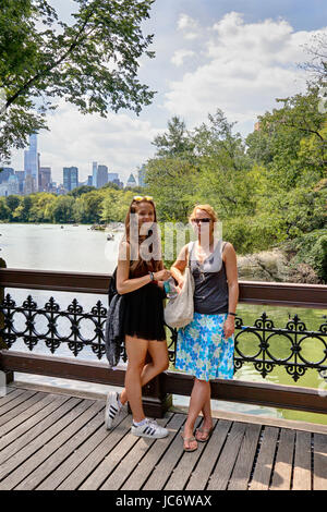 Les touristes. Mather et sa fille. Central Park. Manhattan. La ville de New York. US 17, 18, 19, 20, 21, 25, 40, 44, 45, 49, 50, 54, ans, ans Banque D'Images