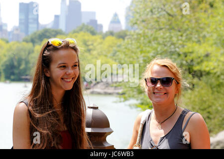 Les touristes. Mather et sa fille. Central Park. Manhattan. La ville de New York. US 17, 18, 19, 20, 21, 25, 40, 44, 45, 49, 50, 54, ans, ans Banque D'Images