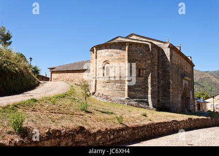 Abside semi-circulaire de l'église romane de Santiago à Villafranca del Bierzo, Castille et Leon, Espagne. Banque D'Images