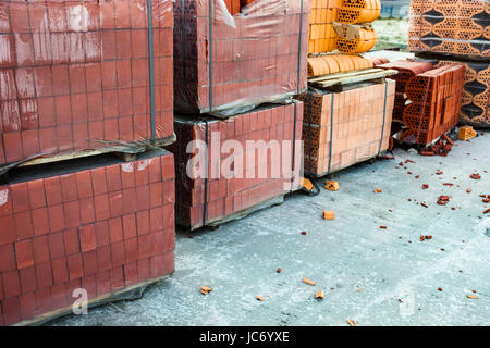 Des piles de briques de silicate sur des palettes en bois et dans le polyéthylène Banque D'Images