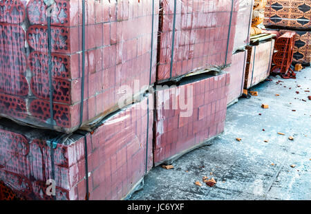 Des piles de briques de silicate sur des palettes en bois et dans le polyéthylène Banque D'Images