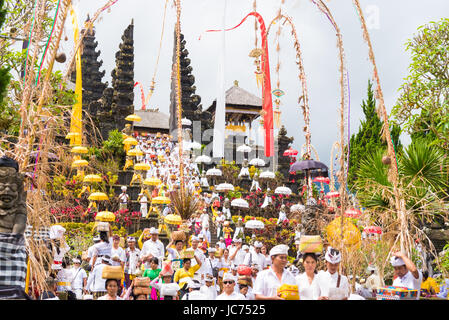 Bali, Indonésie - Mai 1, 2017 : Procession religieuse à Pura Besakih, le plus important, le plus grand et le plus saint temple de l'hindouisme à Bali Banque D'Images