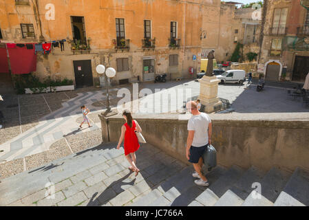 Couple voyageant en Italie, une paire de voyageurs se diriger vers une petite place dans le vieux quartier de Castello de Cagliari en Sardaigne. Banque D'Images