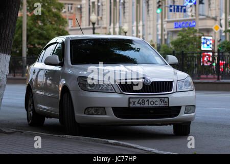 Ekaterinbourg, Russie 11 juin 2017 - Škoda Octavia blanc sur la rue Lénine dans l'environnement urbain dans la soirée Banque D'Images