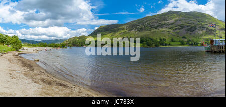 Une vue panoramique sur le lac et les montagnes à Glenridding, Ullswater dans le Lake District, Cumbria. Banque D'Images