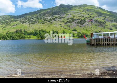 Navire de plaisance met les voiles des bateaux à vapeur de la jetée à Glenridding, Ullswater dans le Lake District, Cumbria. Banque D'Images