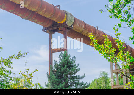 Landschaftspark Duisburg Nord, der guinée Hochofenbetrieb à Duisburg Allemagne wurde 1985 stillgelegt, Das alte Industriegelände bestehend aus drei Hochöfen und verschiedenen Industrie Coaching der Öffentlichkeit zugänglich gemacht, hieralte stillgelegte Rohrleitungen. Aufnahmen der l avec l'Poste. Banque D'Images