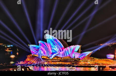 Sydney, Australie - 12 juin 2017 : Groupe de faisceaux lumineux bleu intersection contre l'Opéra de Sydney Sydney lumière vive pendant Banque D'Images