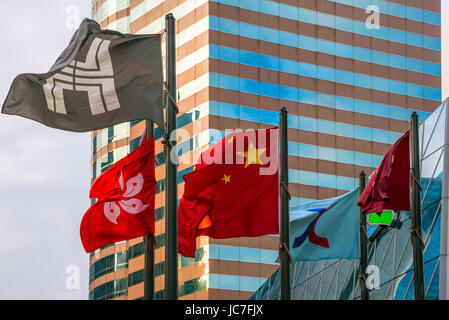 Drapeaux, le Forum, Exchange Square, Hong Kong Banque D'Images