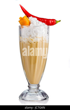 Frappe avec la crème et les épices (piment, la couenne) isolé sur fond blanc Banque D'Images