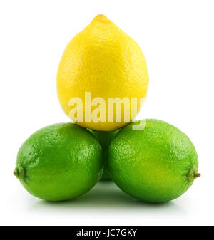 Pyramide de Lime et de Citron mûr isolé sur fond blanc Banque D'Images