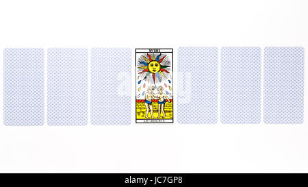 Carte de Tarot tirage soleil isolé sur fond blanc Banque D'Images