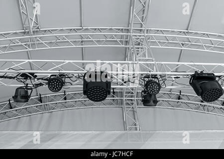 Pleins feux sur la scène d'éclairage. étape du matériel léger avant les concerts. Banque D'Images