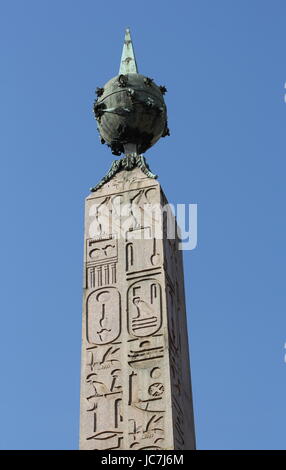 L'énorme obélisque de granit de Montecitorio a été portée à Rome d'Héliopolis en Egypte par l'empereur Auguste en 10 avant JC. Elle a été érigée à son emplacement actuel en 1792 par le pape Pie VI. Banque D'Images