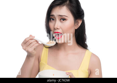 Asian woman eating bol de céréales ou muesli pour le petit déjeuner Banque D'Images