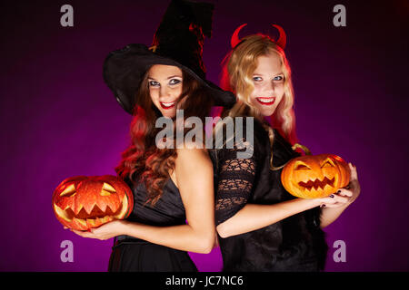 Portrait de deux femelles avec happy Halloween pumpkins sculpté Banque D'Images