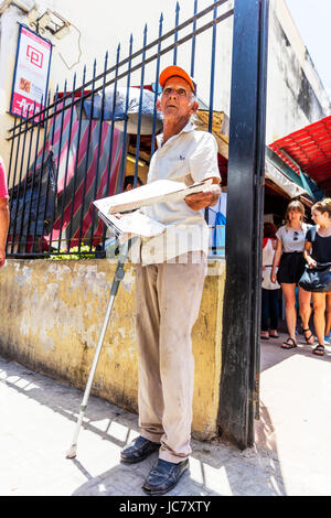 Vieil homme distribuant des journal gratuit dans street Havana, Cuba, l'homme cubain distribuant des prospectus, distribution de tracts, sur rue, dao, pensionné, vieil homme Banque D'Images