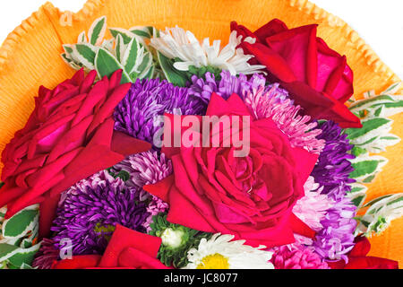 Magnifique bouquet de roses rouges, camomille, asters bleu décoratif en enregistrement. Elle est présentée sur un fond blanc. Banque D'Images