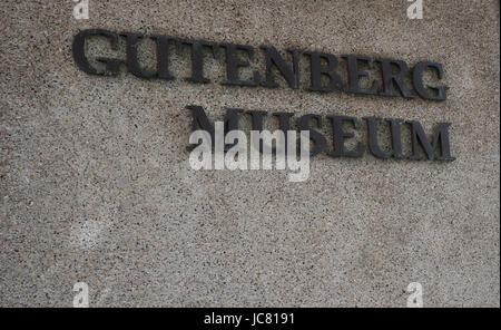 Statue de Johannes Gutenberg sur Gutenberg platz à Mayence, en Allemagne . Banque D'Images