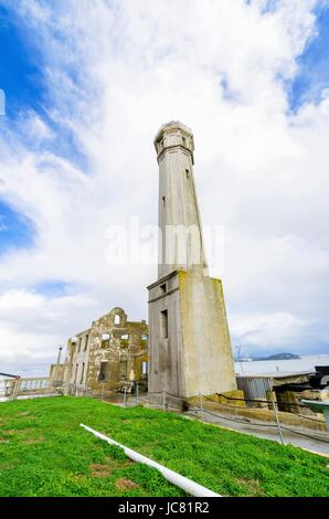 Le phare à l'entrée de l'immeuble de l'Administration sur l'île d'Alcatraz prison, maintenant un musée à San Francisco, Californie, USA. Une vue de la tour Phare et la maison du gardien. Banque D'Images