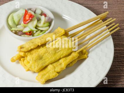 La nourriture et la cuisine, Satay de porc grillé sur une brochette de bambou servi avec salade de concombre. Banque D'Images