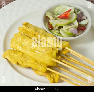 La nourriture et la cuisine, Satay de porc grillé sur une brochette de bambou servi avec salade de concombre. Banque D'Images