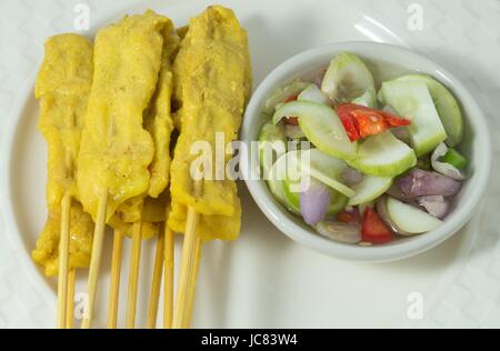 La nourriture et la cuisine, Satay de porc grillé sur bâton de bambou servi avec salade de concombre. Banque D'Images