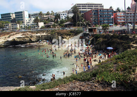 Les vacanciers à la plage bondé un jour d'été à La Jolla Cove, San Diego, Californie. La photo a été prise en juillet 2016. Banque D'Images