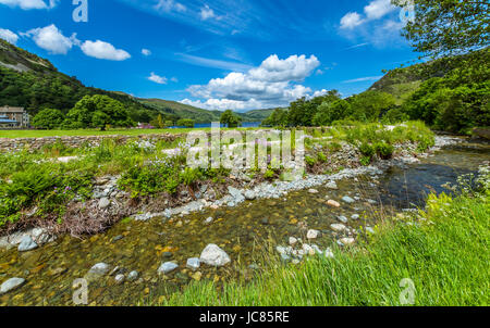 Une vue sur la rivière et la campagne environnante à Glenridding, Ullswater dans le Lake District, Cumbria. Banque D'Images