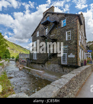 La rivière qui coule à côté de l'Royal Hotel à Ullswater dans le Lake District, Cumbria. Banque D'Images