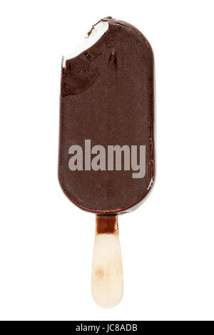 Mordu de la glace recouverte de chocolat, isolé sur fond blanc Banque D'Images