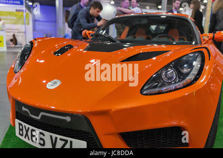 KIEV, UKRAINE - le 07 avril 2017 : visiter le stand avec Detroit Electric sport car au 2e Salon International des véhicules électriques et hybrides plu Banque D'Images