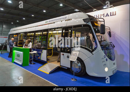 KIEV, UKRAINE - le 07 avril 2017 : les visiteurs à l'Electrobus Vitovt Belkommunmash moderne Electro E420 au 2e Salon International de l'électricité et Hybri Banque D'Images