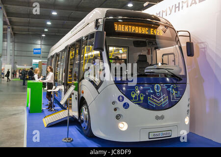 KIEV, UKRAINE - le 07 avril 2017 : les visiteurs à l'Electrobus Vitovt Belkommunmash moderne Electro E420 au 2e Salon International de l'électricité et Hybri Banque D'Images