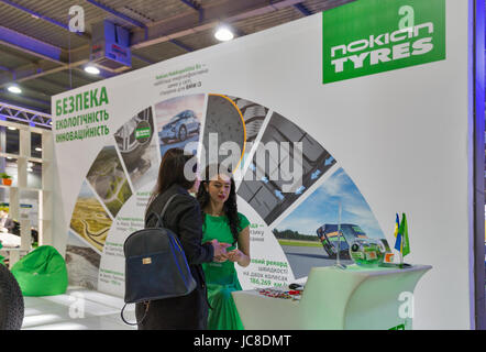 KIEV, UKRAINE - le 07 avril 2017 : personnes visitent Nokian pneus auto stand au 2ème Salon International des véhicules électriques et hybrides en Ukraine Plug-In Banque D'Images