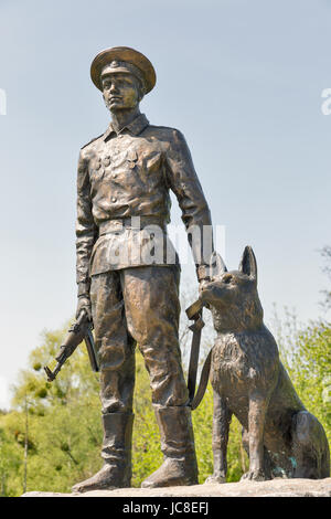 LYSIANKA, UKRAINE - Mai 03, 2017 : Statue de garde-frontière soviétique avec un chien dans le centre-ville. Lysianka est située dans une province 12-100 Banque D'Images