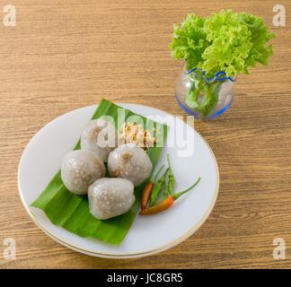 Dessert traditionnel thaï, billes de tapioca à la vapeur riz gluant rempli de porc émincé et radis Daikon marinés doux. Banque D'Images