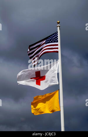 Les drapeaux à Rehoboth Beach, DE, poste de patrouille de plage contre un ciel sombre, menaçant. Banque D'Images