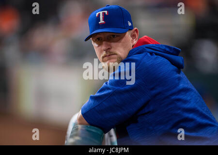 Houston, TX, USA. 13 Juin, 2017. Texas Rangers pitcher Austin Bibens-Dirkx (56) montres à partir de l'étang-réservoir pendant un match entre les Astros de Houston et les Rangers du Texas au Minute Maid Park de Houston, TX. Les Rangers a gagné le match 4-2.Trask Smith/CSM/Alamy Live News Banque D'Images