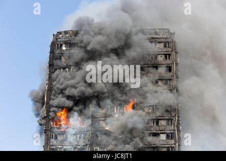 Londres, Royaume-Uni. 14 Juin, 2017. Le feu est encore à l'intérieur de la tour à 9 h. Au moins 50 personnes ont été prises à cinq hôpitaux pour le traitement comme des centaines de résidents dans les 24 étages, 120, Tour de télévision Grenfell à North Kensington ont été évacuées de leurs appartements dans le bâtiment qui a pris feu juste après 13h00. De nombreuses victimes sont attendus. Credit : Bettina Strenske/Alamy Live News Banque D'Images