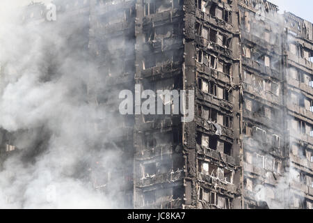 Un violent incendie ravage la tour résidentielle Grenfell à Latimer Road West London Crédit : amer ghazzal/Alamy Live News Banque D'Images