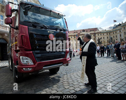 Prague, République tchèque. 14 Juin, 2017. La Tatra Phoenix 6 Prasident Euro camion a été introduit et béni par le Cardinal tchèque Dominik Duka à Prague, République tchèque le 14 juin 2017. L'événement a eu lieu à l'occasion du 120e anniversaire de la production de voitures en République tchèque, Koprivnice. Credit : Michal Kamaryt/CTK Photo/Alamy Live News Banque D'Images