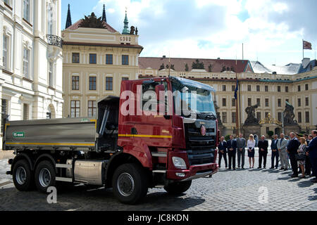 Prague, République tchèque. 14 Juin, 2017. La Tatra Phoenix 6 Prasident Euro camion a été introduit et béni par le Cardinal tchèque Dominik Duka à Prague, République tchèque le 14 juin 2017. L'événement a eu lieu à l'occasion du 120e anniversaire de la production de voitures en République tchèque, Koprivnice. Credit : Michal Kamaryt/CTK Photo/Alamy Live News Banque D'Images