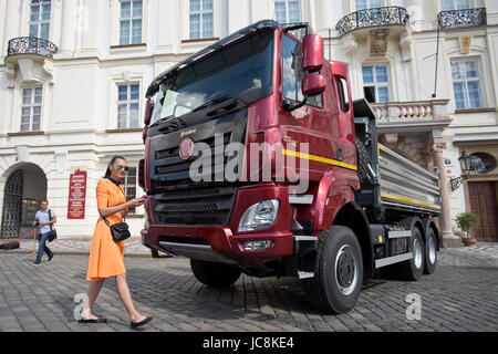 Prague, République tchèque. 14 Juin, 2017. La Tatra Phoenix 6 Prasident Euro camion a été introduit et béni par le Cardinal tchèque Dominik Duka à Prague, République tchèque le 14 juin 2017. L'événement a eu lieu à l'occasion du 120e anniversaire de la production de voitures en République tchèque, Koprivnice. Credit : Michal Kamaryt/CTK Photo/Alamy Live News Banque D'Images