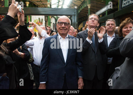 Londres, Royaume-Uni. 14 Juin, 2017. Rupert Murdoch à Borough Market car il ouvre à nouveau au public après les attaques terroristes. Borough Market ouvert au public après 3 juin attaque terroriste. Huit personnes ont été tuées et au moins 48 blessés dans des attaques terroristes sur London Bridge et Borough Market. Crédit : Michael Tubi/Alamy Live News Banque D'Images