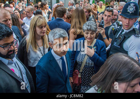 Londres, Royaume-Uni. 14 Juin, 2017. Le maire Sadiq Khan répond aux détenteurs de décrochage - la réouverture du marché est signifié par la sonnerie de la cloche et le maire est assisté par Sadiq Khan. Les touristes et les habitants d'inondation bientôt de retour pour apporter la zone retour à la vie. 14 Jun 2017 London Crédit : Guy Bell/Alamy Live News Banque D'Images