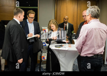 Londres, Royaume-Uni. 14 Juin, 2017. Les actionnaires sont interviewés par les journalistes à l'assemblée générale de la compagnie aérienne à Londres, Angleterre, 14 juin 2017. Photo : Alban Grosdidier/dpa/Alamy Live News Banque D'Images