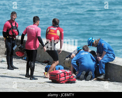 La baie de Newquay, Cornwall, UK. 14 Juin, 2017. Les bénévoles de la Garde côtière a rejoint les membres de la RNLI dans une opération combinée de transporter une femme fparticipating dans coasteering.at Newquay. souffrant de problèmes cardiaques présumés le blessé a été transporté à l'Hôpital Royal de Cornouailles à Truro en l'hélicoptère Sikorsky S92 de garde-côtes. Résultat positif est attendu. La baie de Newquay, Newquay, Cornwall, UK.14 juin 2017. Crédit : Robert Taylor/Alamy Live News Banque D'Images