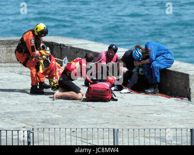 La baie de Newquay, Cornwall, UK. 14 Juin, 2017. Les bénévoles de la Garde côtière a rejoint les membres de la RNLI dans une opération combinée de transporter une femme fparticipating dans coasteering.at Newquay. souffrant de problèmes cardiaques présumés le blessé a été transporté à l'Hôpital Royal de Cornouailles à Truro en l'hélicoptère Sikorsky S92 de garde-côtes. Résultat positif est attendu. La baie de Newquay, Newquay, Cornwall, UK.14 juin 2017. Crédit : Robert Taylor/Alamy Live News Banque D'Images