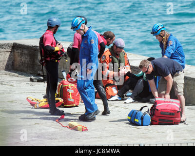 La baie de Newquay, Cornwall, UK. 14 Juin, 2017. Les bénévoles de la Garde côtière a rejoint les membres de la RNLI dans une opération combinée de transporter une femme fparticipating dans coasteering.at Newquay. souffrant de problèmes cardiaques présumés le blessé a été transporté à l'Hôpital Royal de Cornouailles à Truro en l'hélicoptère Sikorsky S92 de garde-côtes. Résultat positif est attendu. La baie de Newquay, Newquay, Cornwall, UK.14 juin 2017. Crédit : Robert Taylor/Alamy Live News Banque D'Images